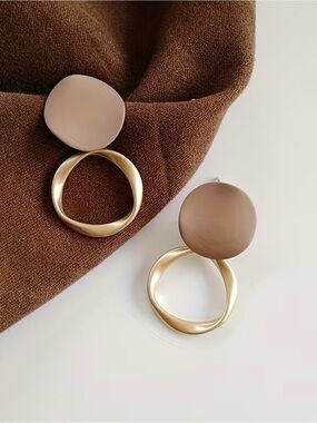 NEW! Matte Taupe and Gold Drop Statement Earrings. Trendy Elegant Earrings